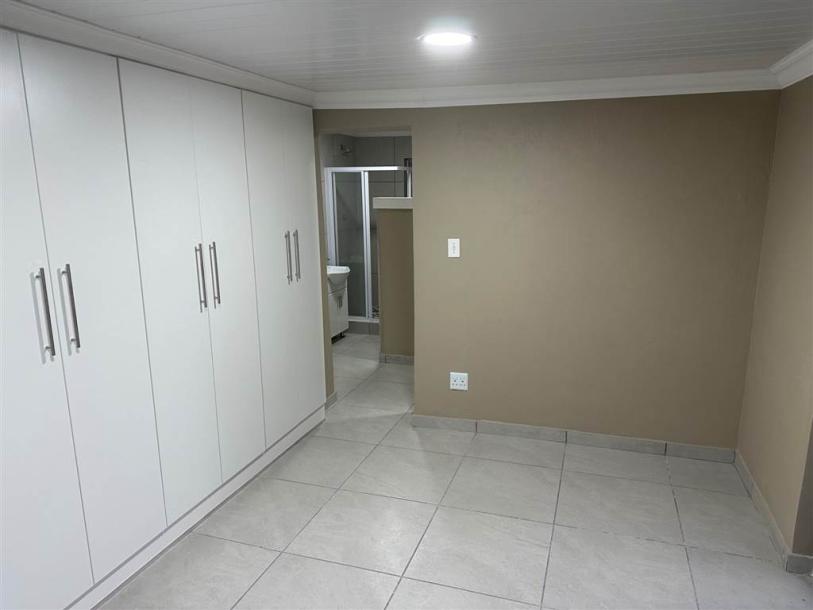 1 Bedroom Flat in Waverley-6