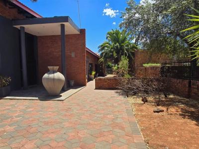 4 Bed House in Royldene-3