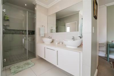 3 Bedroom House in Earls Court-10