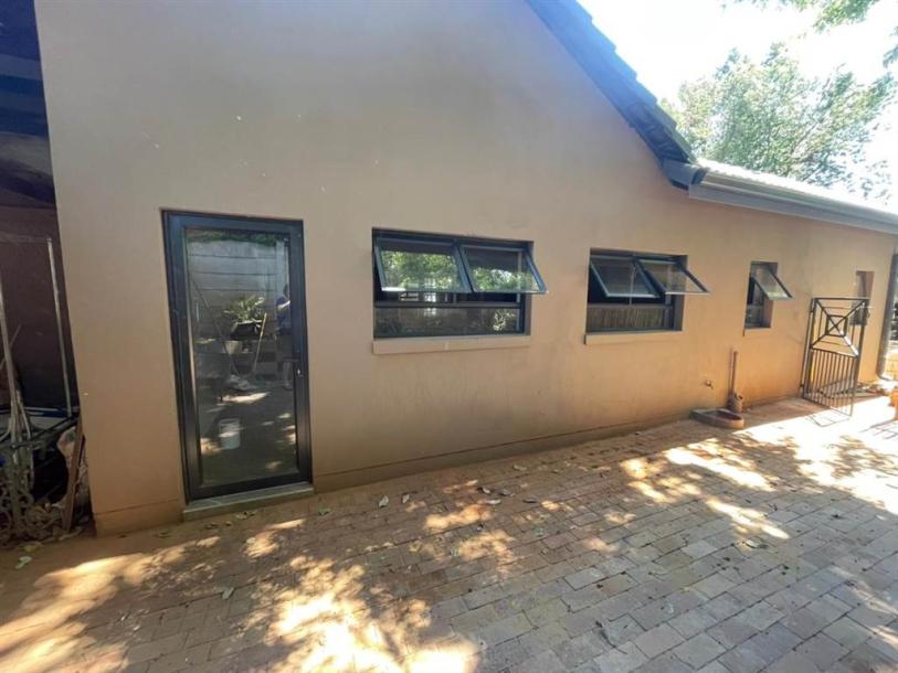 3 Bed Garden Cottage in Randpark-19
