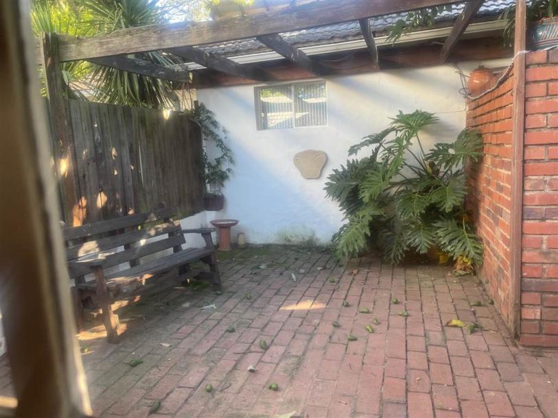 1 Bed Garden Cottage in Johannesburg Central and CBD-6