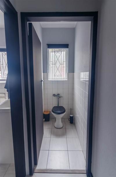 2 Bedroom Apartment in Kenilworth-9