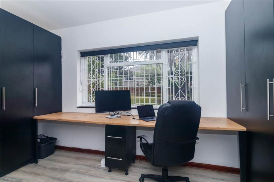 2 Bedroom Apartment in Kenilworth-12