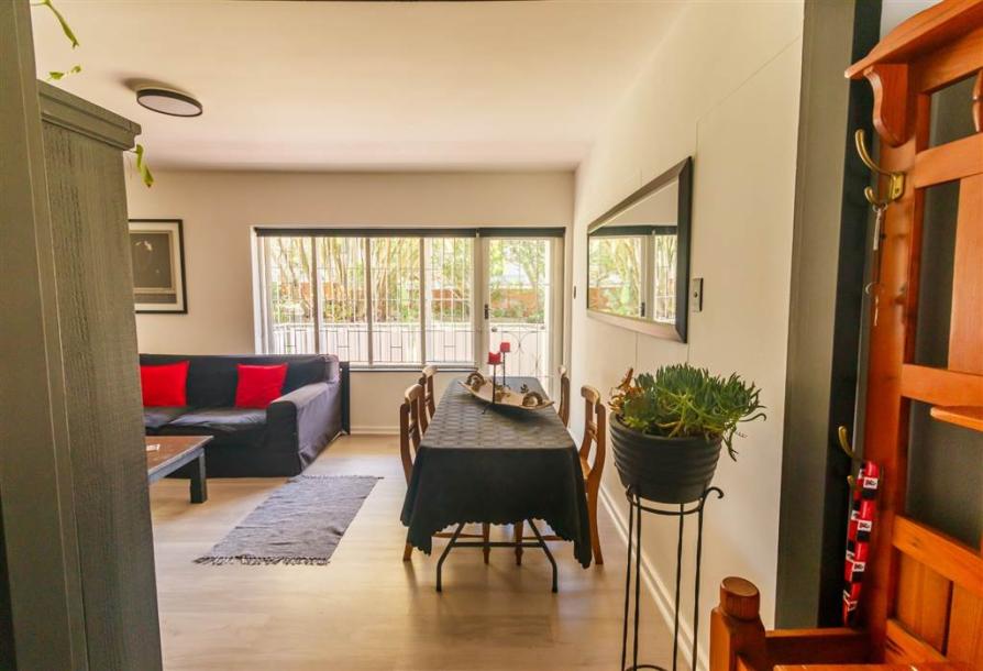 2 Bedroom Apartment in Kenilworth-2