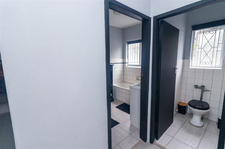 2 Bedroom Apartment in Kenilworth-7