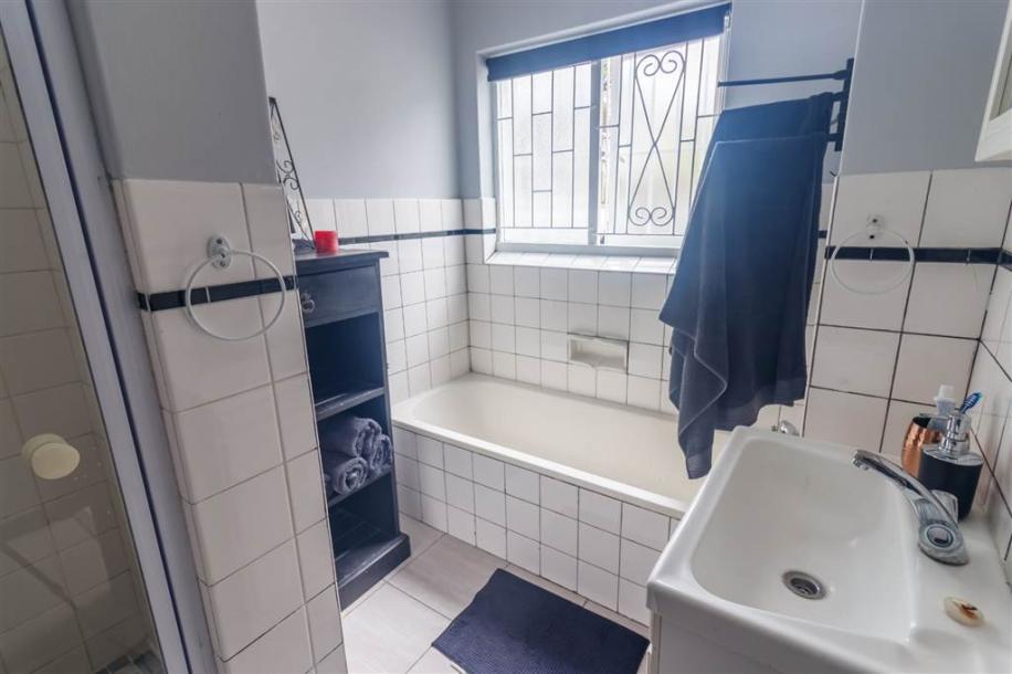 2 Bedroom Apartment in Kenilworth-8