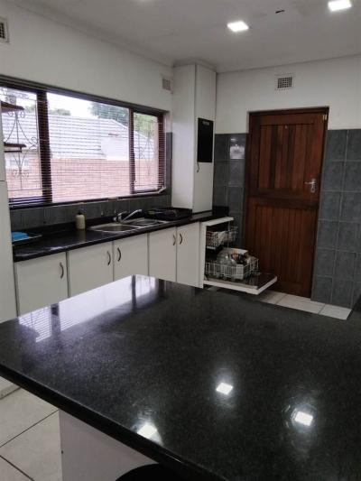 3 Bed House in Queensburgh Central-3