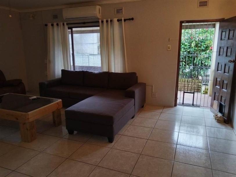 3 Bed House in Queensburgh Central-11