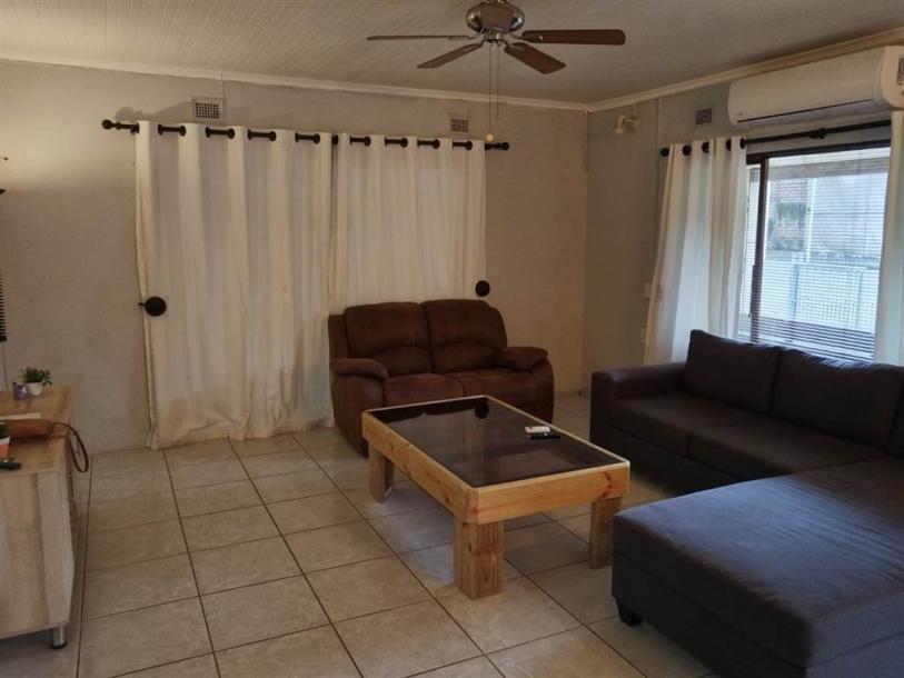 3 Bed House in Queensburgh Central-13
