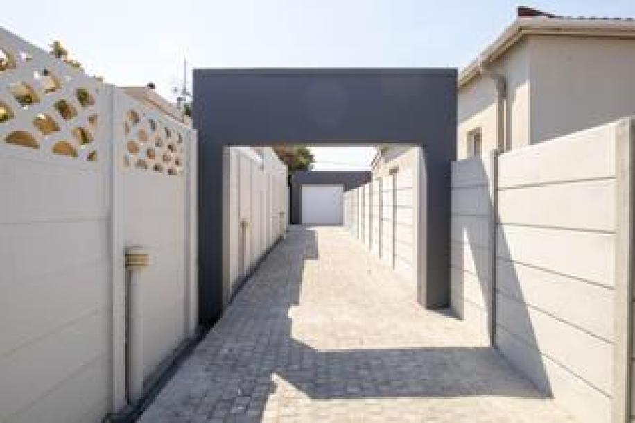 4 Bedroom House for Sale in Kenwyn-2