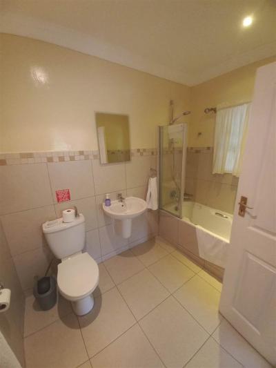 5 Bedroom House in Cathkin Park-17