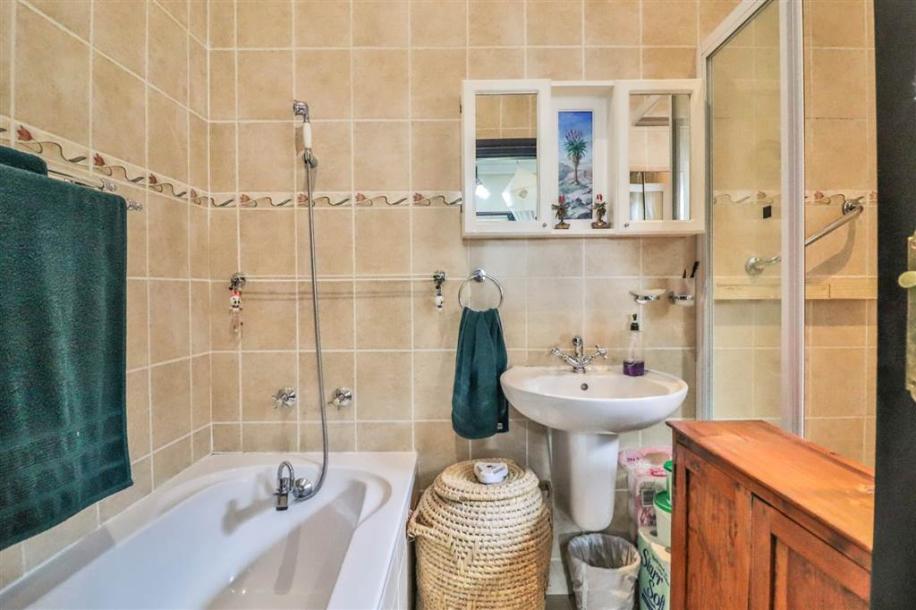 3 Bedroom Simplex in Camperdown-10