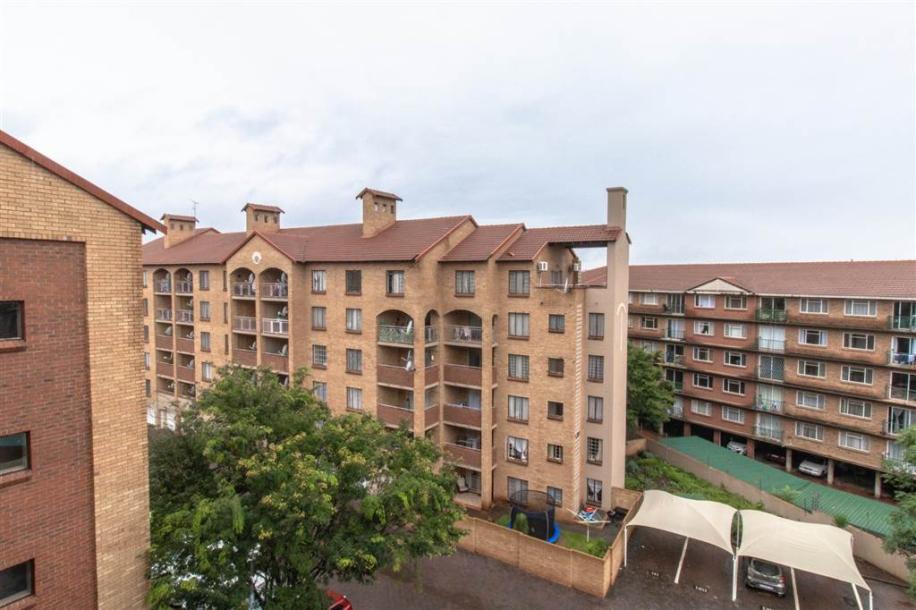 2 Bedroom Flat in Die Hoewes-0