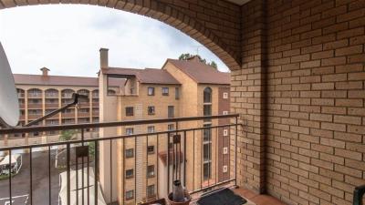 2 Bedroom Flat in Die Hoewes-9