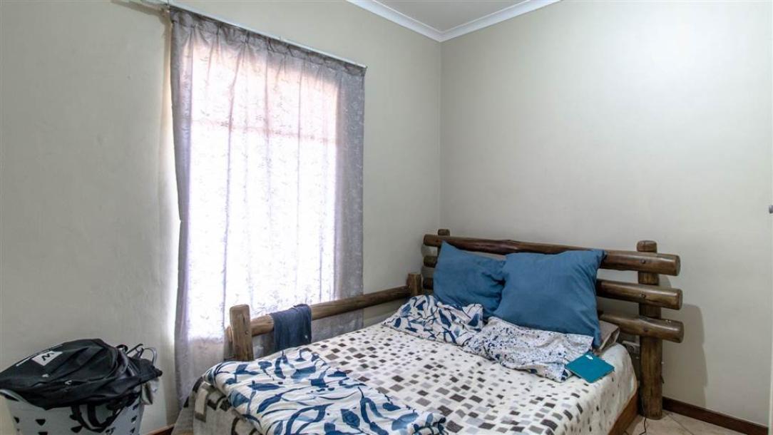 2 Bedroom Flat in Die Hoewes-10