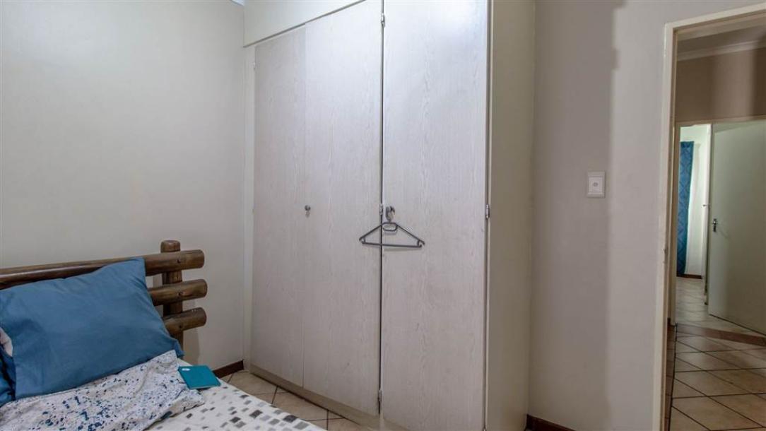 2 Bedroom Flat in Die Hoewes-11