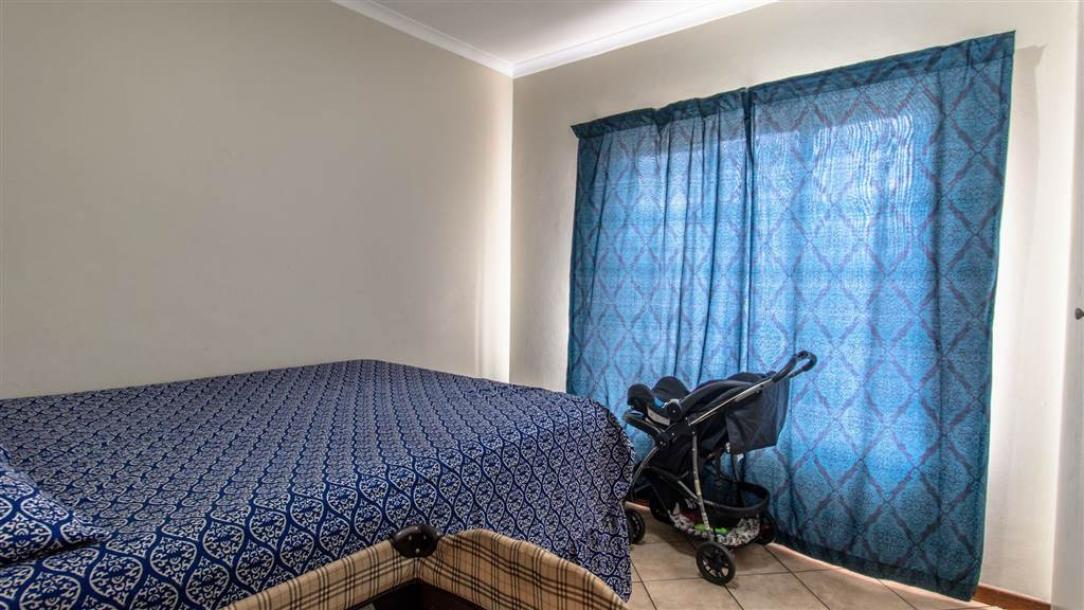 2 Bedroom Flat in Die Hoewes-12