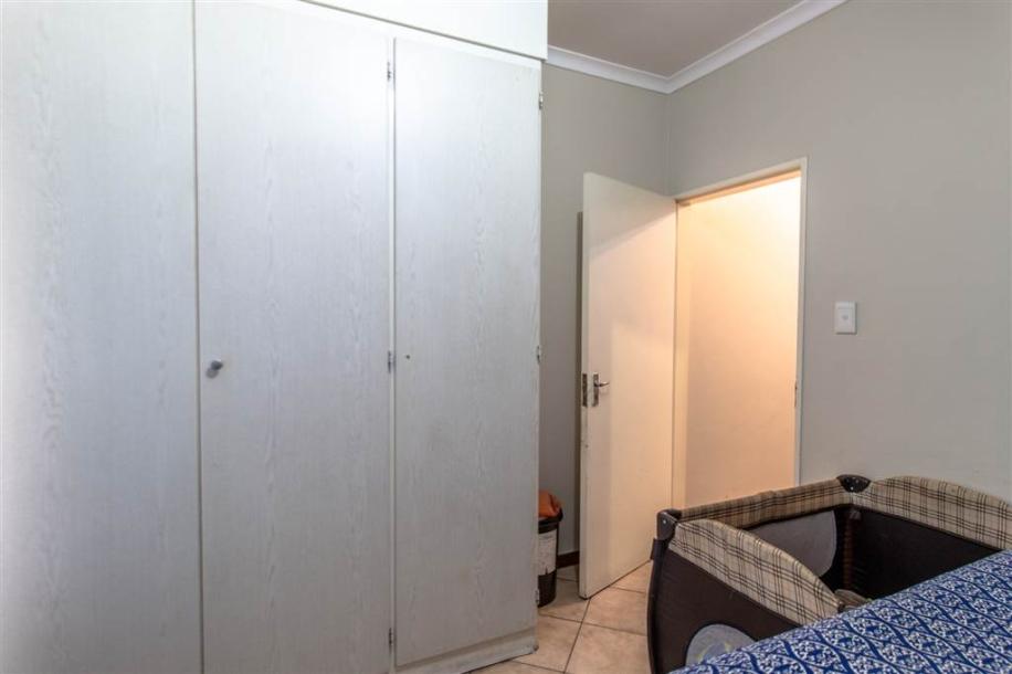 2 Bedroom Flat in Die Hoewes-13