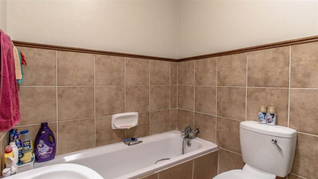 2 Bedroom Flat in Die Hoewes-14