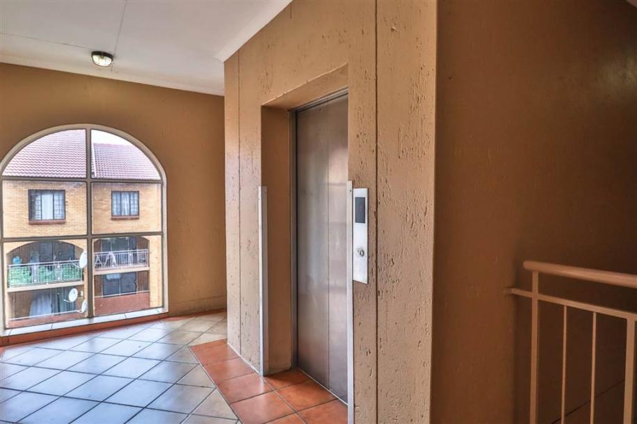 2 Bedroom Flat in Die Hoewes-2