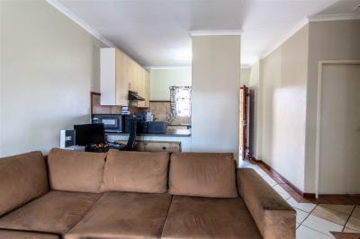 2 Bedroom Flat in Die Hoewes-4