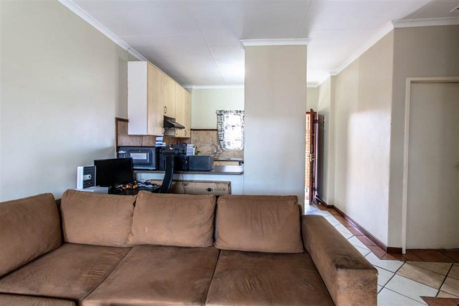 2 Bedroom Flat in Die Hoewes-4