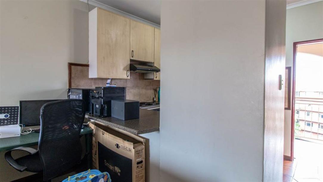 2 Bedroom Flat in Die Hoewes-5