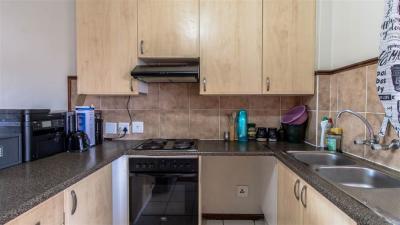 2 Bedroom Flat in Die Hoewes-6