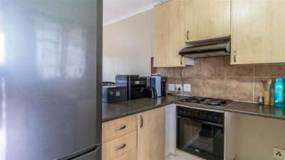 2 Bedroom Flat in Die Hoewes-7