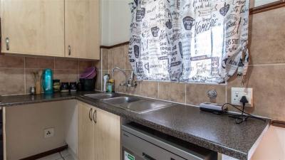 2 Bedroom Flat in Die Hoewes-8