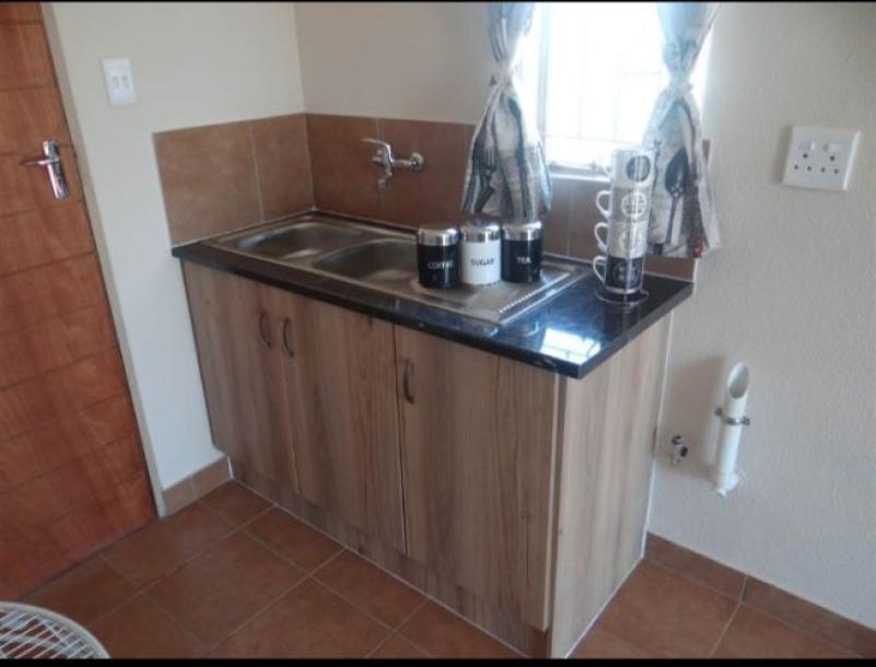 2 bedroom house in Bram fisherville-5