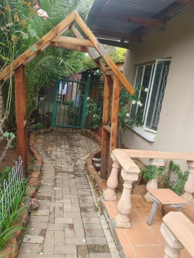 2 Bedroom Garden Cottage in Pellissier-6