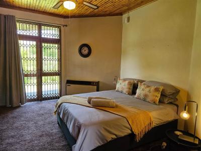 4 Bed House in Middelpos-5