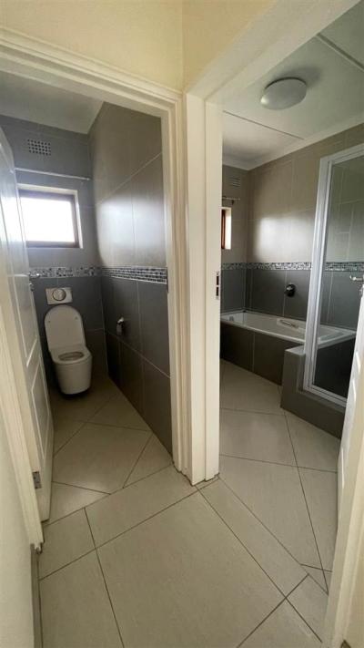 3 Bedroom Flat in Gonubie-11