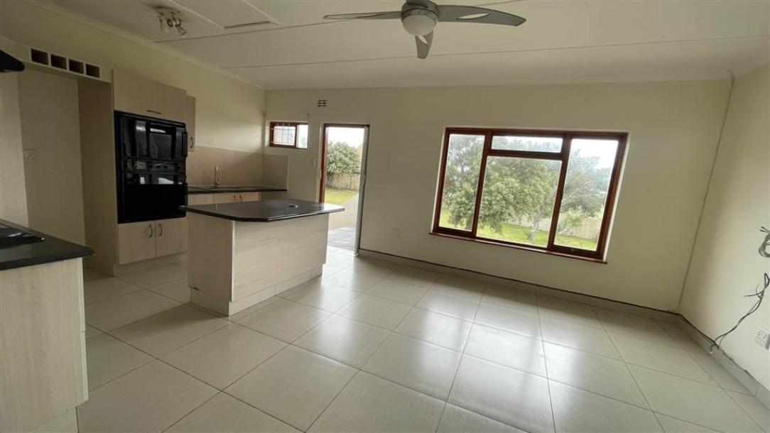 3 Bedroom Flat in Gonubie-3