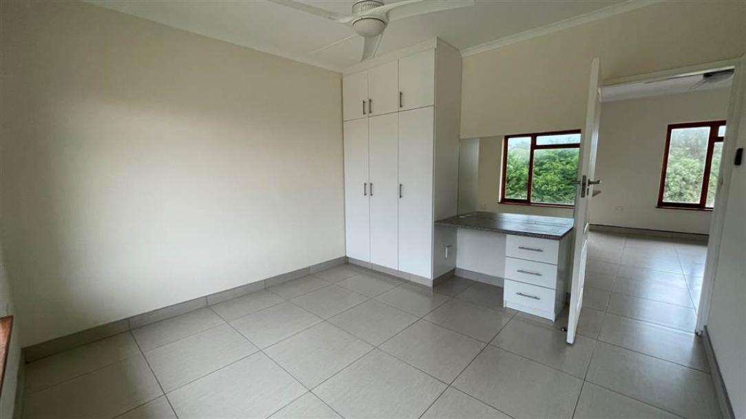 3 Bedroom Flat in Gonubie-4