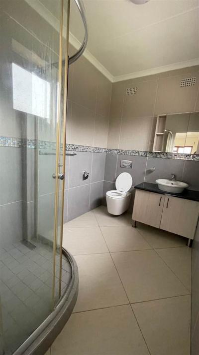 3 Bedroom Flat in Gonubie-6