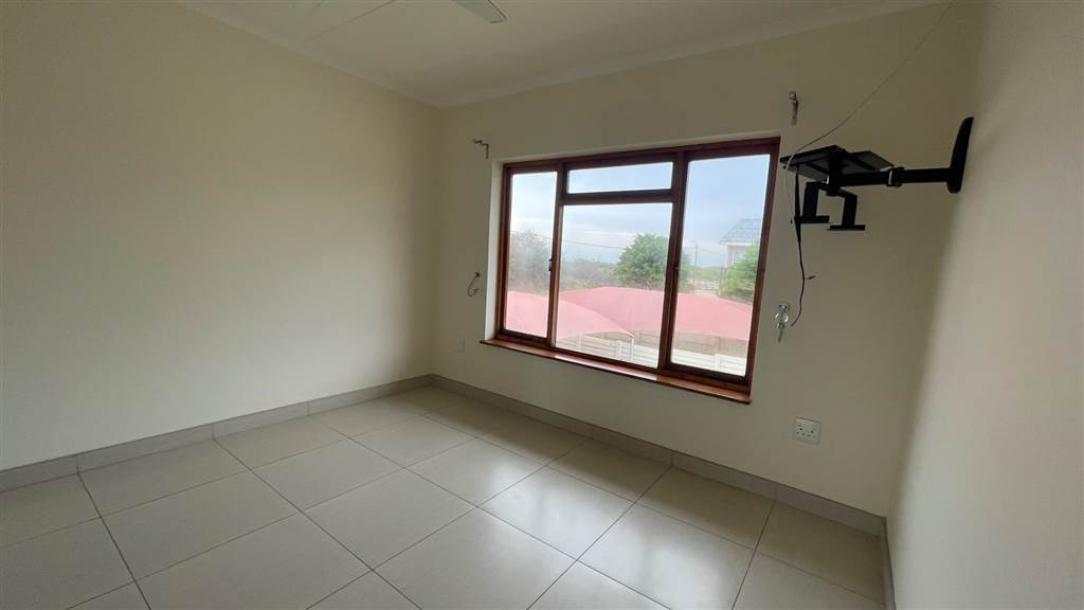 3 Bedroom Flat in Gonubie-7