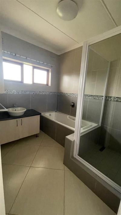 3 Bedroom Flat in Gonubie-8