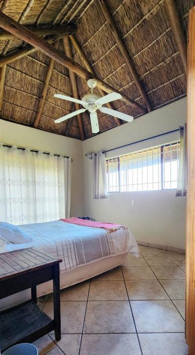 4 Bedroom House in Mabalingwe Nature Reserve-11
