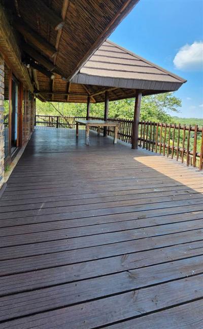 4 Bedroom House in Mabalingwe Nature Reserve-12