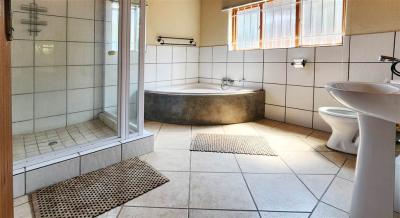 4 Bedroom House in Mabalingwe Nature Reserve-8