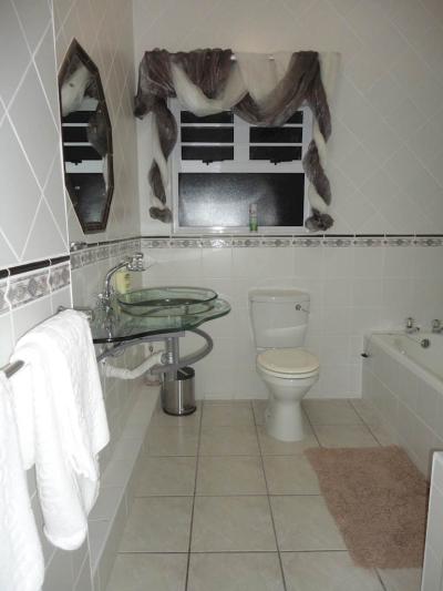 4 Bedroom Duplex in Summerstrand-13