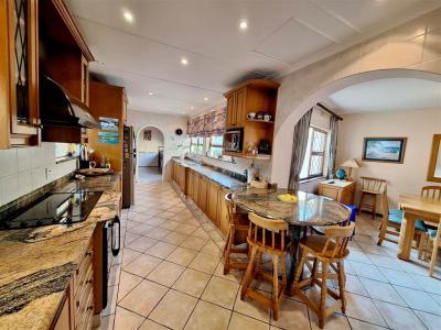 5 Bedroom House in Dawncliffe-5