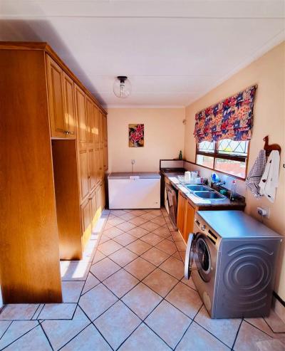 5 Bedroom House in Dawncliffe-6