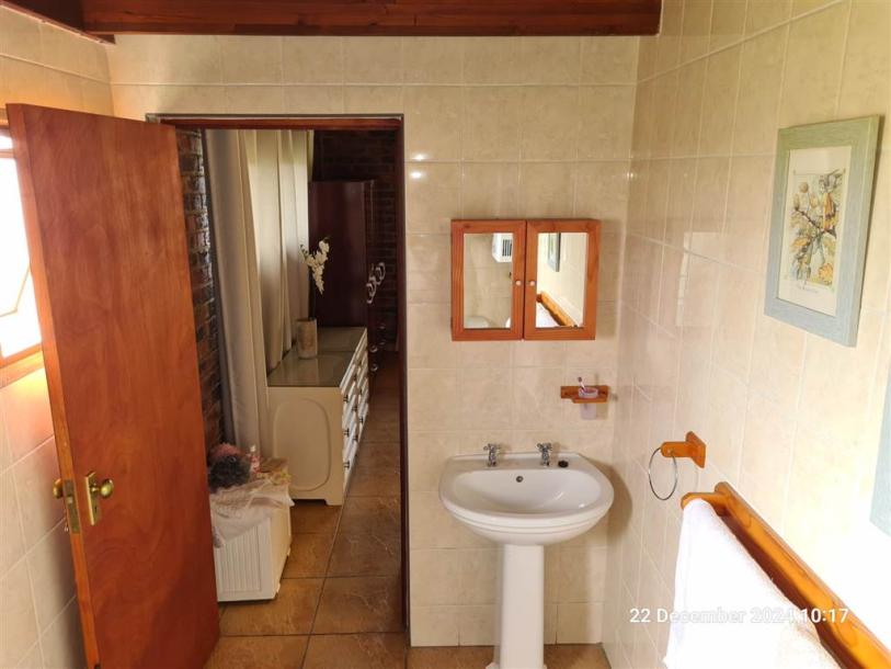 3 Bedroom House in Vaal Dam-11