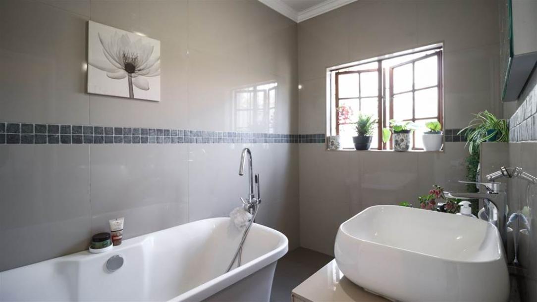 2 Bed Apartment in Sandown-9