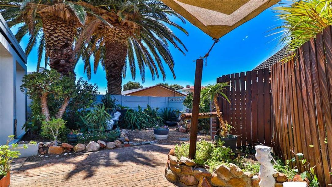 4 Bedroom House in Gordons Bay Central-3