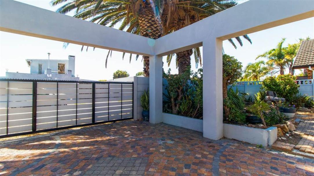 4 Bedroom House in Gordons Bay Central-4