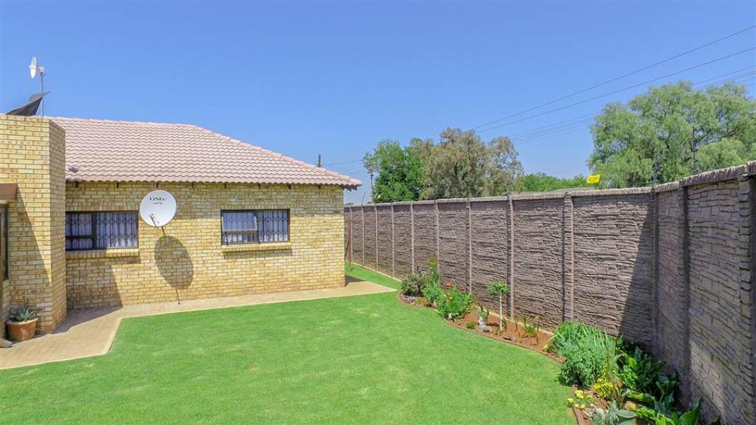3 Bedroom House in Kookrus-19